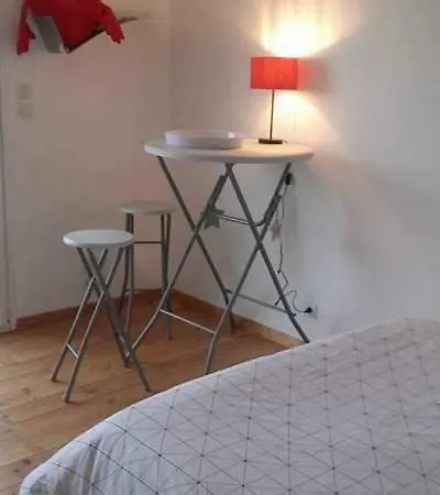 Проживание в семье Bennes' House Villemoustaussou